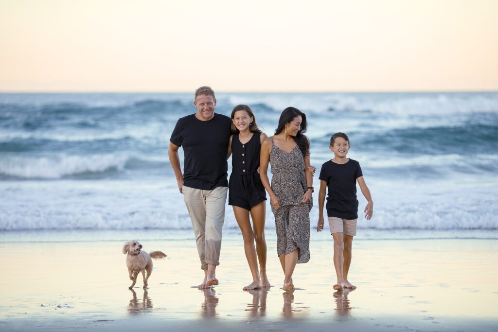 Une famille sur une plage en bord de mer