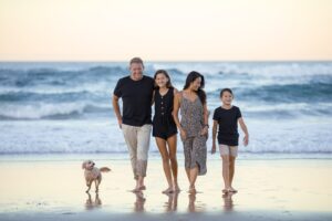 Une famille sur une plage en bord de mer